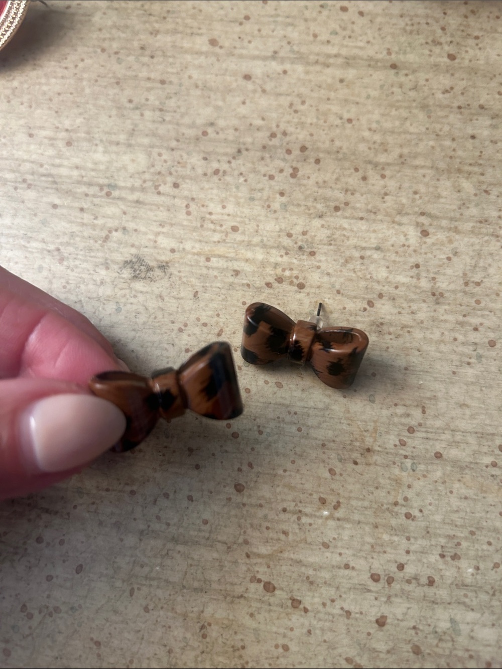 Bow Stud Earrings in Brown Tortoiseshell
